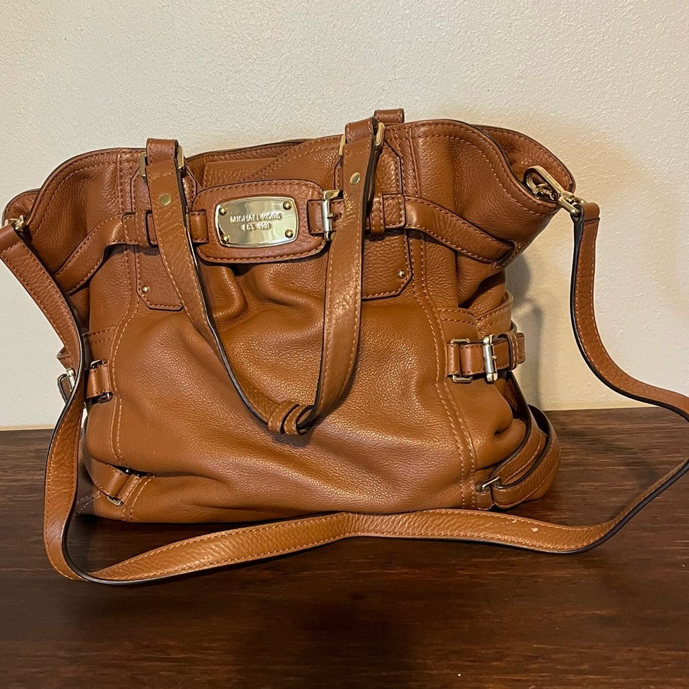 Michael Kors Gansevoort Large Brown Leather Bag with Gold Hardware. 35T4GGAT3L